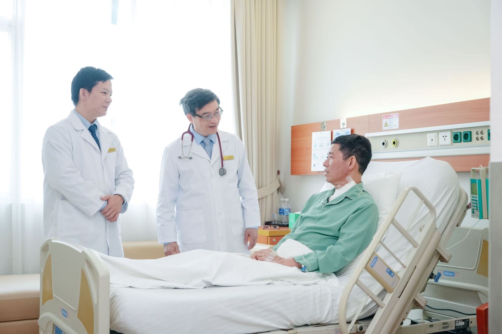 Khách hàng được tư vấn gói khám sức khỏe định kỳ tại Vinmec Cần Giờ